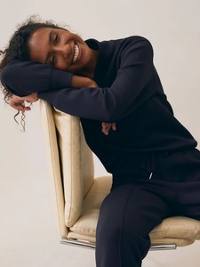 Sudadera con Capucha Minimalista Negra con Cuello en V, de Felpa, Corte Regular, Tejida, Color Sólido, 100% Algodón, para Otoño, Diseño Unisex - Product Image 3