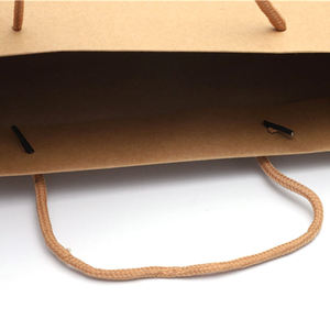 Bolsas de compras de papel kraft personalizadas con asas, ecológicas y duraderas, ideales para comercio minorista y embalaje. - Product Image 3