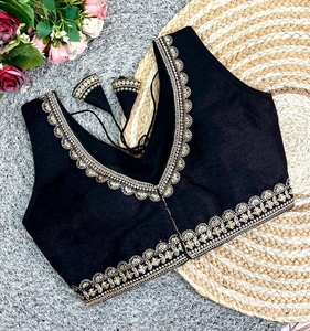 Blusa moderna con cuello en V, con lentejuelas, bordado con hilo y detalles en jari. La blusa tiene espalda abierta, media manga lisa y una blusa interior adjunta. - Product Image 2