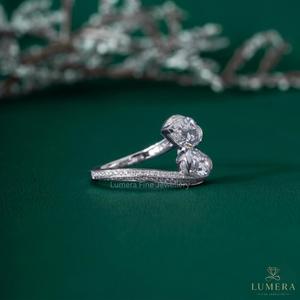 Anillo de compromiso de lujo Toi et Moi con diamantes cultivados en laboratorio de corte pera y ovalado, banda pavé cruzada de oro blanco de 18K - Product Image 3