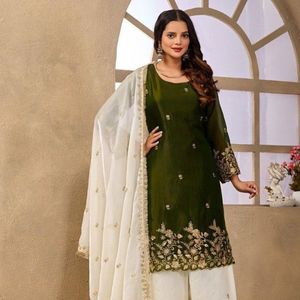 Ensemble haut et sharara en satin de qualité supérieure, brodé de paillettes et de zari, avec dupatta élégante brodée assortie, tenue de créateur pour occasions festives - Product Image 1