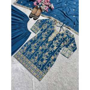 Conjunto de Traje Azul para Mujer de Diseñador NF, Talla L, con Bordado y Trabajo de Secuencia Codificada - Product Image 2