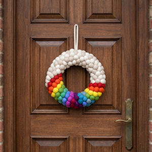Corona de Fieltro de Lana de Lujo Sostenible – Decoración Artesanal con Pompones Arcoíris – Accesorio para el Hogar Ético de Primera Calidad - Product Image 2