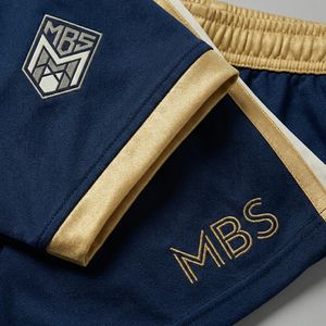 Maillot en jersey tricoté à col en V bleu marine avec col et poignets dorés pour les panneaux latéraux, design sportif respirant pour l'été - Product Image 3