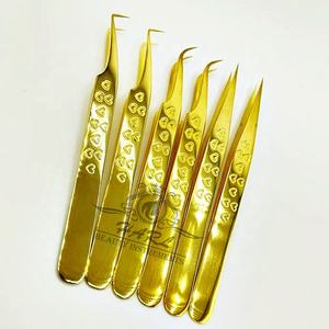 Pinzas para pestañas y cejas con agarre curvo de 90 grados personalizables Diseño de corazón chapado en oro Acero inoxidable para uso de volumen - Product Image 3