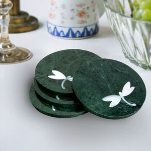 Idée cadeau élégante : ensemble de sous-verres en marbre avec motifs floraux gravés et coussinets de protection pour la fête des mères, la fête des pères et les anniversaires - Product Image 1