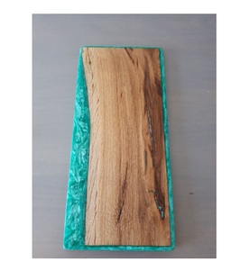 Tabla de Cortar de Madera y Resina Epoxi Hecha a Mano, Tabla de Cortar de Cocina Moderna con Diseño de Río de Resina - Product Image 1