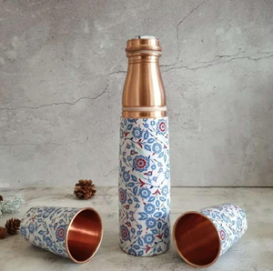 Juego de botella y taza con estampado botánico oscuro que presenta hojas exuberantes y detalles florales. Disponible a precios de mayorista. - Product Image 2