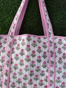 Sac fourre-tout matelassé en coton de luxe avec grandes volants, imprimé floral fait main, sac à bandoulière spacieux pour le quotidien, sac à main tendance - Product Image 4