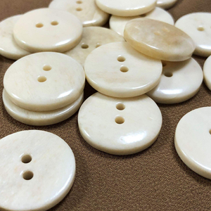 Camisa Redonda de Moda Hecha a Mano y Ecológica con Botones de Hueso Auténtico - Product Image 4