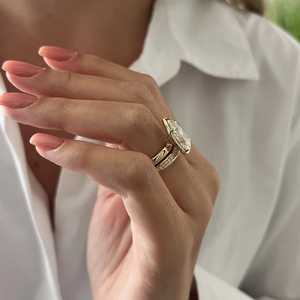 Ensemble de mariage UNIQUE avec diamant de laboratoire taille poire de 5 carats, serti à griffes, style Art Déco en or jaune, comprenant une bague de fiançailles et une alliance - Product Image 2