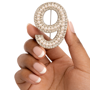 Broche de Aleación de Metal Precioso de Alta Calidad con Perlas de Agua Dulce Número 9, Pin Elegante con Número y Diamantes de Imitación para Mujer, Joyería de Moda - Product Image 1