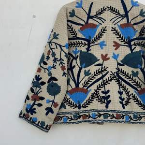 Chaqueta Acolchada de Algodón Suzani Bordada a Mano |   Abrigo Étnico Colorido de Invierno |   Regalo para ella: Chaqueta - Product Image 4