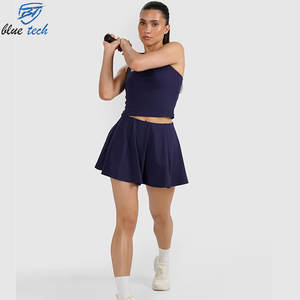 Ensemble de tennis personnalisé pour femmes grandes tailles : haut court sans manches à séchage rapide et jupe-short plissée, tenue de sport respirante pour la gym et le fitness - Product Image 1
