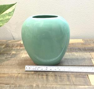 Jarrón de Cerámica Verde Menta Moderno con Acabado Brillante, Diseño Curvo Compacto, Perfecto para Decoración de Mesa - Product Image 4