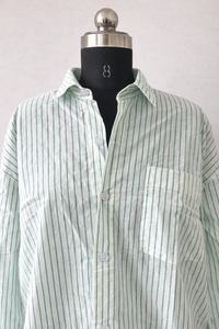 Camisa de algodón a rayas con estampado a mano |   Camisa Verde y Blanca con Botones |   Camisa Unisex Hecha a Mano por Artesanos |   Top de Moda Sostenible - Product Image 3