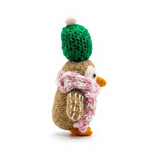Ensemble de décorations de Noël premium traditionnelles en tricot écologiques, 3 pingouins verts avec chapeaux et écharpes roses, faits à la main pour l'intérieur - Product Image 3