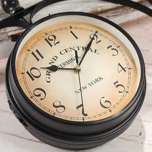 Horloge murale vintage double face à rotation 360 degrés en fer forgé, style Grand Central Terminal, rétro ferroviaire - Product Image 3