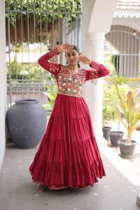 Hermoso vestido de Navratri en georgette con trabajo de patchwork y borde de encaje. Fabricante y proveedor de Surat a precio mayorista. - Product Image 3