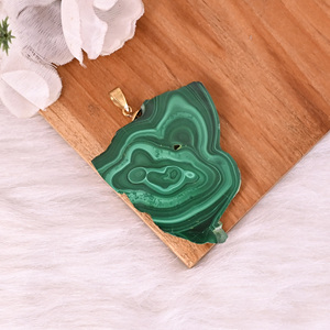 Colgante de Piedra Verde Única de Malaquita Natural en Estalactita con Baño de Oro sobre Latón, 21.3 g - Product Image 3