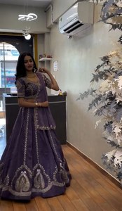 ชุดเลเฮนกาโชลีพร้อมผ้าคลุมไหล่ ผ้าไหมชิโนน ปักดิ้นลายด้วยด้ายไหม งานปักลายวินเทจ สำหรับงานปาร์ตี้ ความยาวระดับพื้น - Product Image 2