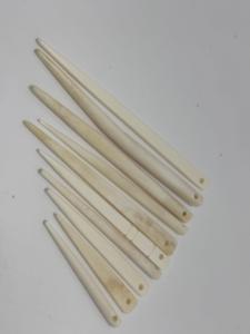 Agujas de tejer de hueso natural con un aspecto liso y artesanal, ideales para tejer, crochet, manualidades y proyectos textiles. - Product Image 3
