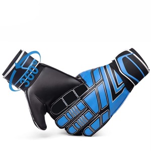 Guantes de portero con agarre de látex fuerte en la palma, soporte flexible para los dedos y correa de muñeca segura para un control firme del juego. - Product Image 4