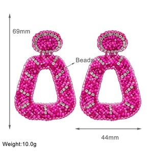 Boucles d'oreilles clous pour femmes, artisanales, en verre perlé imitation perle, design fraise, couleur blanc doré, par Ziyan Handicraft - Product Image 2