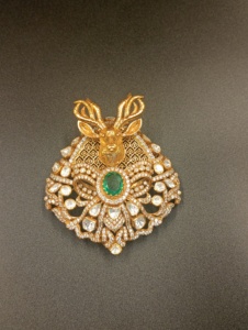 Broche de Ciervo Chapado en Oro con Piedra Verde Corte Esmeralda y Detalles de Diamantes para Joyería de Moda Femenina, Accesorio Hecho a Mano para Mujer - Product Image 1