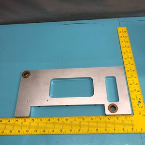 LAM 715-008106-001 PLACA LATERAL, RANURA V, R, 177216 - Equipo y Piezas de Semiconductores de Confianza de Global Legacy - Product Image 1