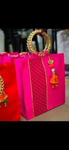 Juego de Bolsas de Regalo Bandhani de Rajastán Hechas a Mano en Colores Vibrantes, Diseñadas para Elevar la Experiencia de Regalos Festivos con un Encanto Étnico Atemporal - Product Image 4