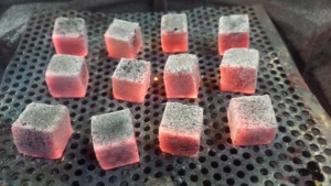 Las briquetas de diseño en forma de cubo realzan la calidad del sabor de esta lujosa experiencia de shisha. - Product Image 2