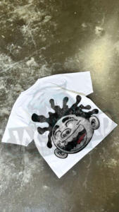 Camiseta personalizada hecha de algodón premium. Impresión serigráfica. Suave, transpirable y perfecta para uso casual o estilo urbano. Unisex. - Product Image 3