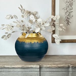 Vase de sol minimaliste en métal noir Floral Haven, fait main, texture géométrique, forme ovale décorative - Product Image 6