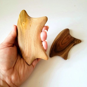 Masseur facial Gua Sha en bois rustique écologique avec artisanat en bois d'acacia massif pour la relaxation musculaire - Cadeau du Nouvel An - Product Image 2