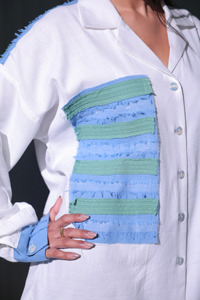 Camisa de mujer de popelina blanca con botones, estilo casual, con bloques de color, corte holgado, manga larga y detalles en azul y verde. - Product Image 6