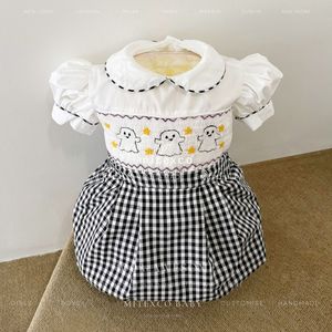Robe de bébé fille Halloween à motif main de fantôme brodée, en coton 100% noir à carreaux, manches bouffantes, vêtements de boutique personnalisés - Product Image 1