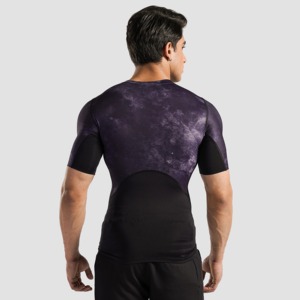 T-shirt de compression personnalisé en polyester de haute qualité pour hommes, idéal pour la sublimation, la course à pied, la gym et la performance sportive (Rash Guard) - Product Image 2