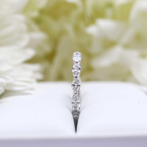 Anillo de Eternidad con Diamantes Cultivados en Laboratorio, Corte Marquesa, Oro Amarillo - Product Image 3
