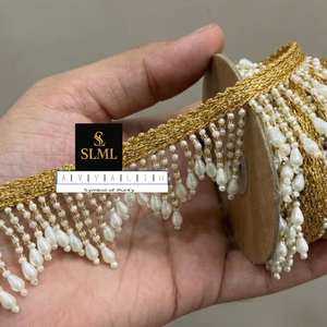 Encaje de lujo con ribete trenzado en zig-zag color crema dorado, con borlas de perlas vibrantes y flecos de cuentas grandes para diseños de lehenga y vestidos de lujo. - Product Image 1
