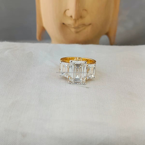 Anillo de Compromiso de Oro Amarillo con Diamante Corte Esmeralda |   Anillo de Boda Clásico para Novia |   Elegante Regalo de Aniversario de Bodas para Esposa - Product Image 1