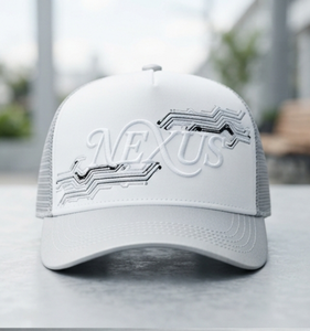 Gorra Trucker de Malla Bordada Estilo Casual Unisex Ajustable de 6 Paneles con Logo Frontal Blanco para Primavera Verano - Product Image 1