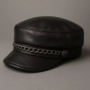 Gorra de Piel Negra Estilo Newsboy con Cadena Decorativa y Visera Plana para Hombre, Gorra Casual para Exteriores - Product Image 3