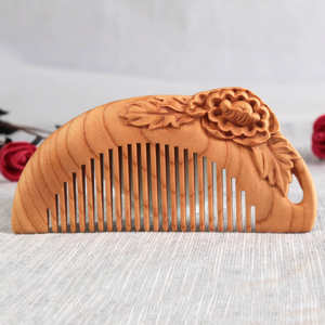 Peigne à cheveux religieux artisanal en bois à dents fines, écologique, pour la douche à domicile, les cheveux bouclés mouillés, le massage et les soins de la barbe - Product Image 1