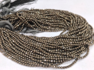 Perles de pyrite naturelle rondes facettées de 3 mm, vendues par brin, longueur 12,5 pouces - Product Image 6