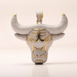 Colgante Personalizado de Cabeza de Toro de Plata de Ley 925 con Baño de Oro de 24K y Moissanita, Regalo para Hombre, Colgante Iced Out para Fiesta - Product Image 1