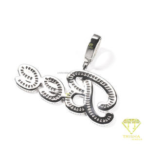 Collar moderno de diamantes cultivados en laboratorio de color rosa con eslabones brillantes inspirados en corazones y un colgante curvo distintivo para joyería. - Product Image 6