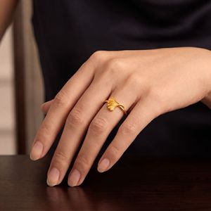 Bague en or Ginkgo Grace, bague ouverte en or de luxe avec feuille de Ginkgo pour femmes, design botanique, bijoux élégants, fournisseur en gros - Product Image 2