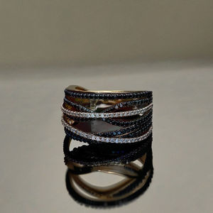 Anillo de declaración de varias filas chapado en rodio de oro blanco sofisticado Diamantes de banda cruzada de diamantes blancos negros de corte brillante - Product Image 4