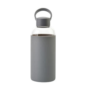 Gobelet sport en verre gris avec couvercle anti-fuite, résistant à la chaleur, design minimaliste, manchon en silicone, portable pour les voyages et le bureau - Product Image 1
